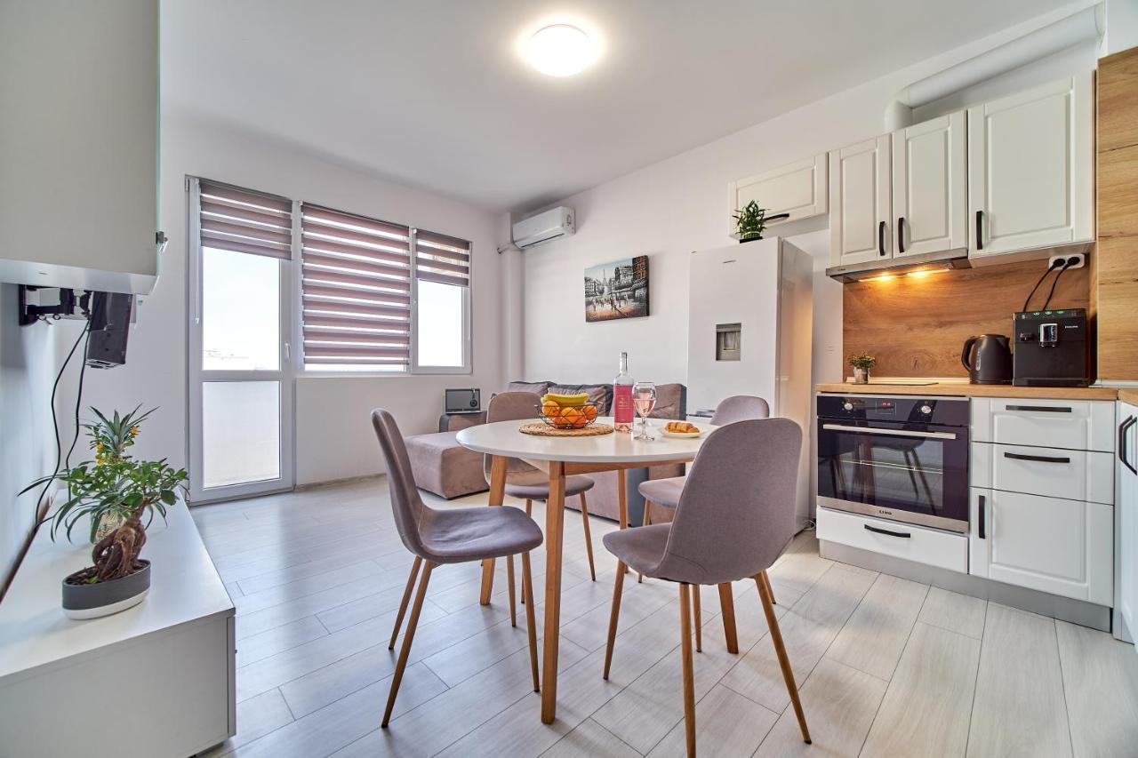 Cozy Apartment With Balcony On The Black Sea- Part Of The Family 'Vicki Apart Varna Eksteriør billede