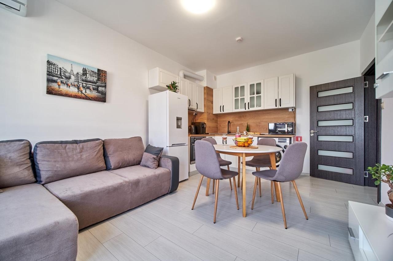 Cozy Apartment With Balcony On The Black Sea- Part Of The Family 'Vicki Apart Varna Eksteriør billede
