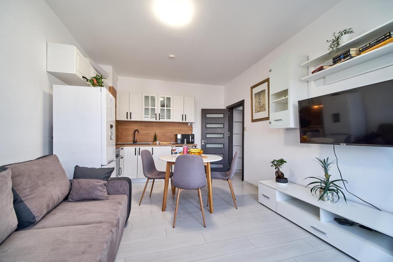 Cozy Apartment With Balcony On The Black Sea- Part Of The Family 'Vicki Apart Varna Eksteriør billede